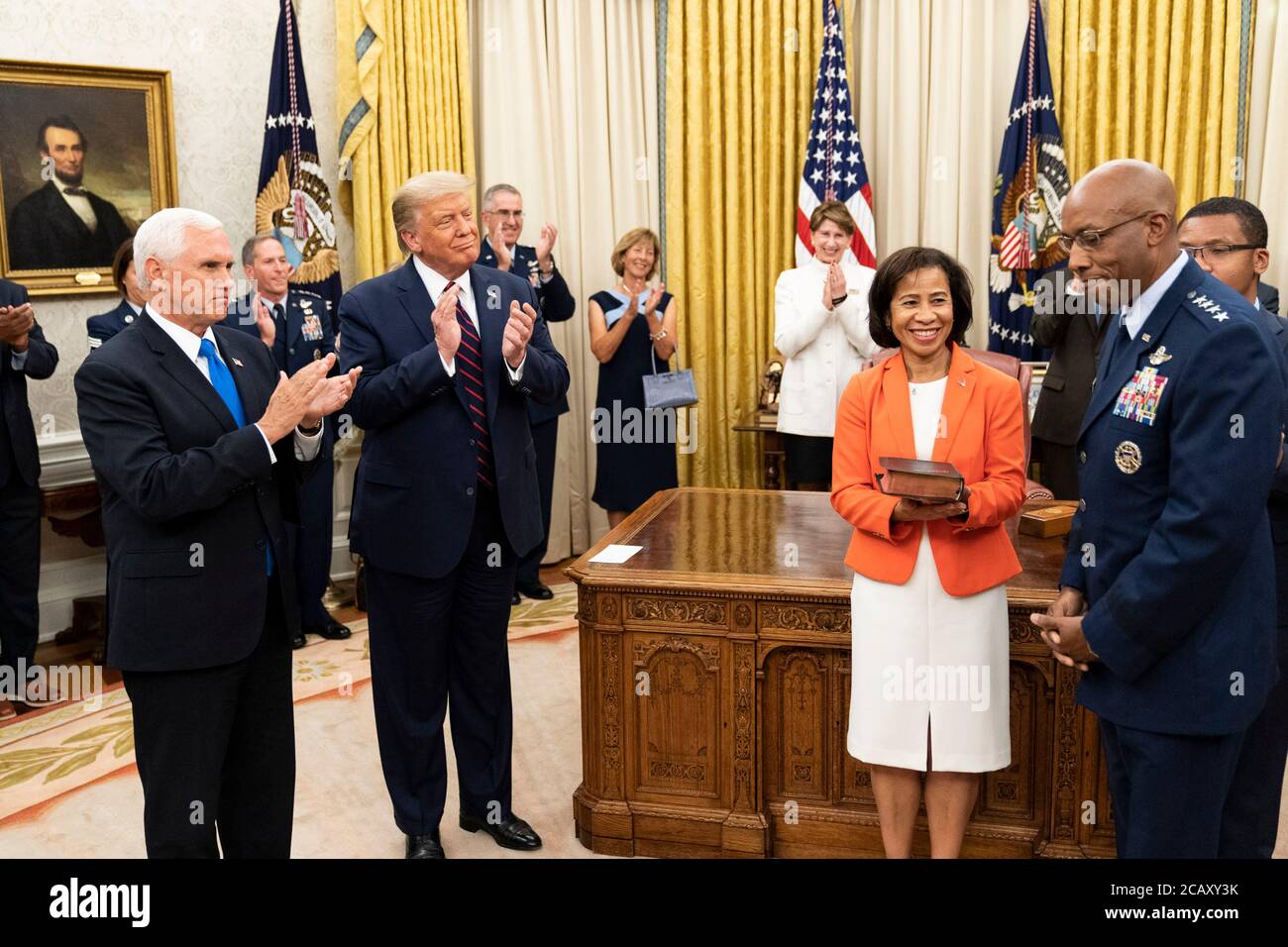 El General de la Fuerza Aérea de los Estados Unidos, Charles Q. Brown, de derecha, y su esposa Sharene Guilford Brown sonreían después de haber sido jurados como el nuevo Jefe de Estado mayor de la Fuerza Aérea en la Oficina Oval de la Casa Blanca el 4 de agosto de 2020 en Washington, DC. Foto de stock