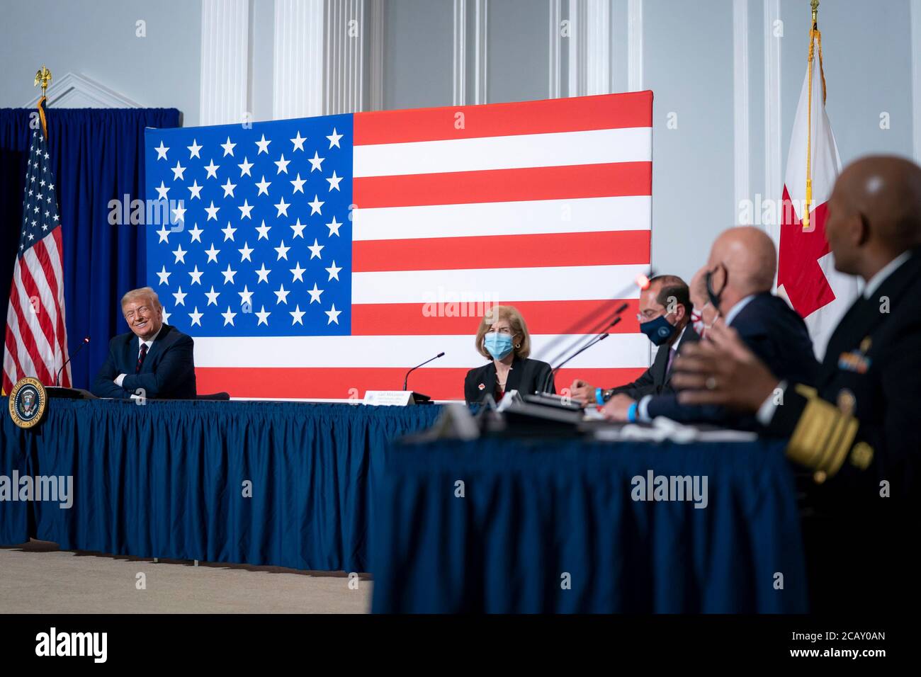 El presidente estadounidense Donald Trump durante una mesa redonda sobre la donación de plasma en la sede nacional de la Cruz Roja estadounidense el 30 de julio de 2020 en Washington, DC. Foto de stock