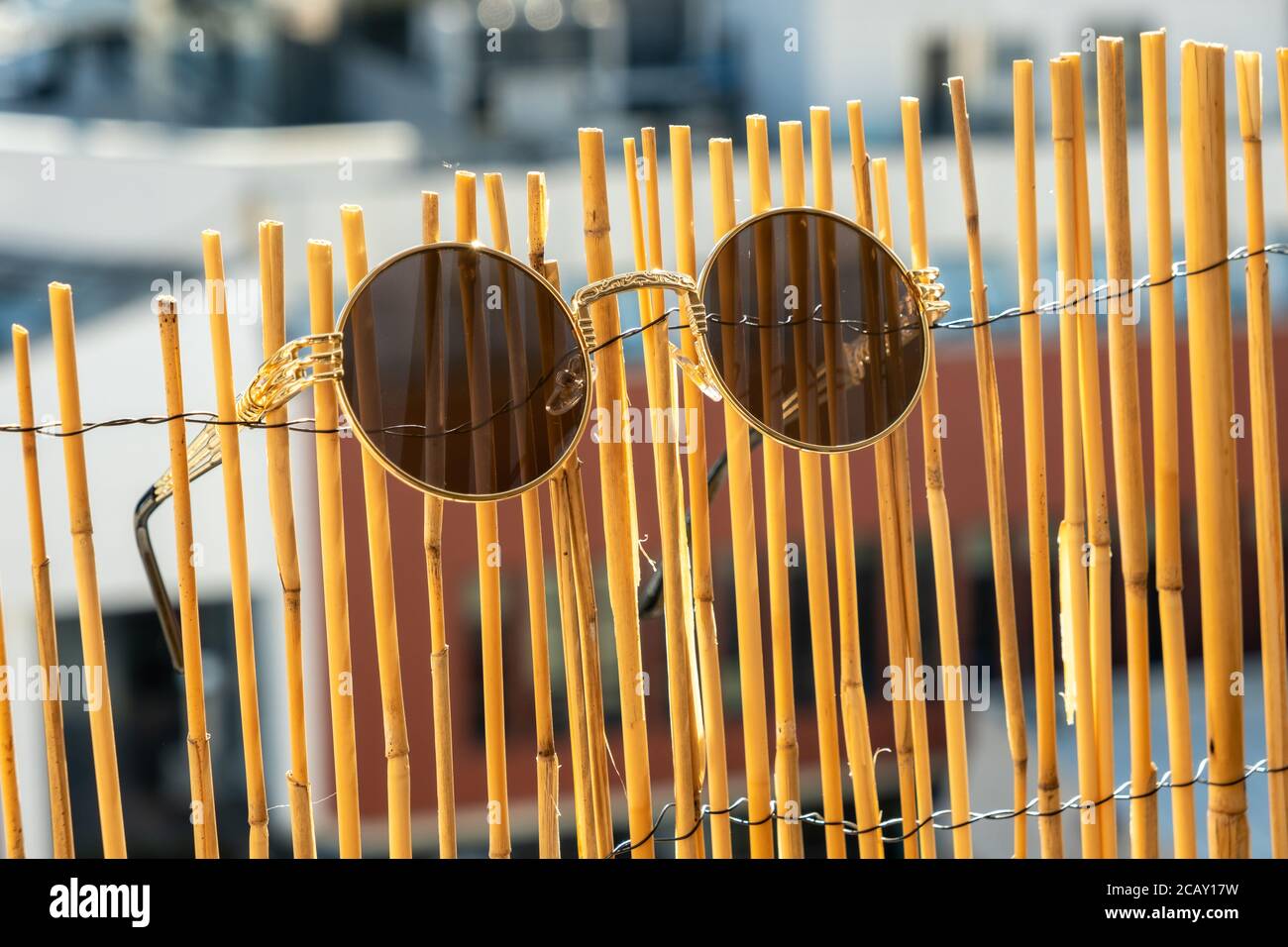 Gafas de sol de diseño de cristal redondo dorado en días soleados  Fotografía de stock - Alamy