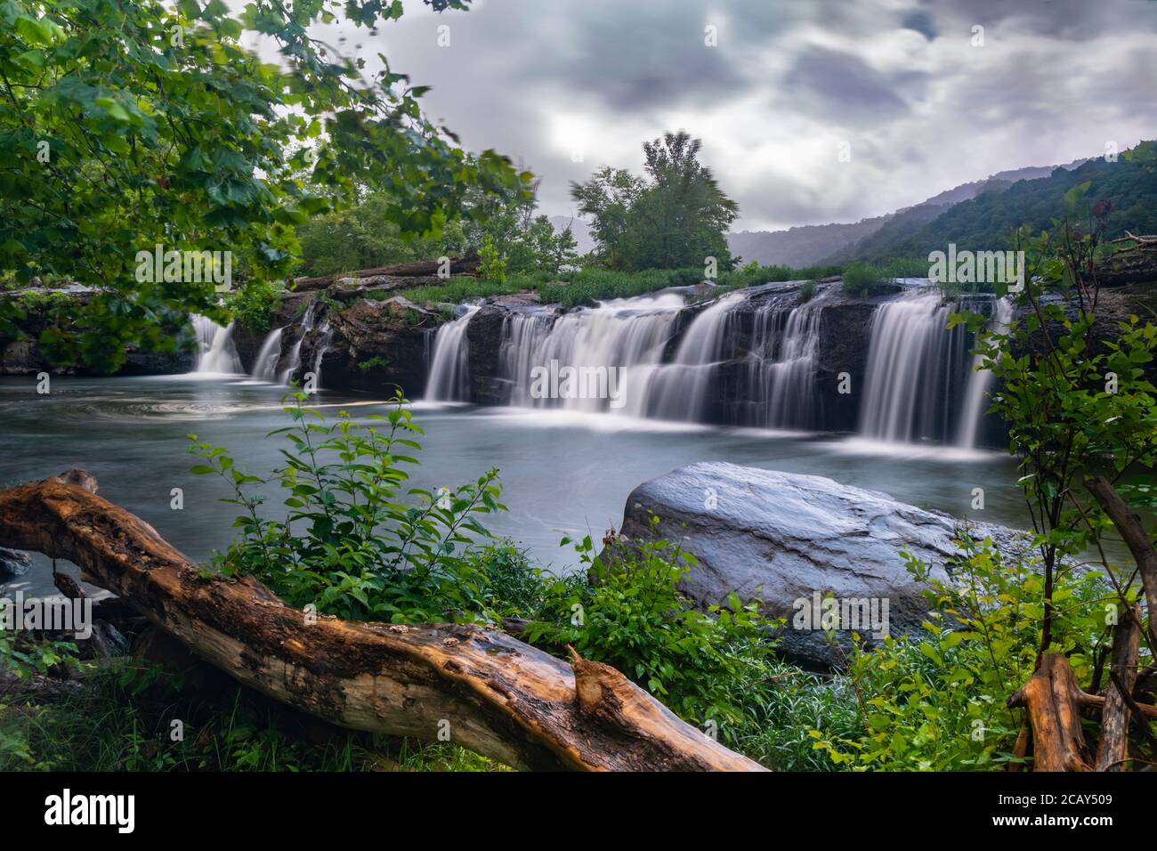 Aguas fluidas Sandstone Falls en el New River, West Virginia, Estados Unidos Foto de stock