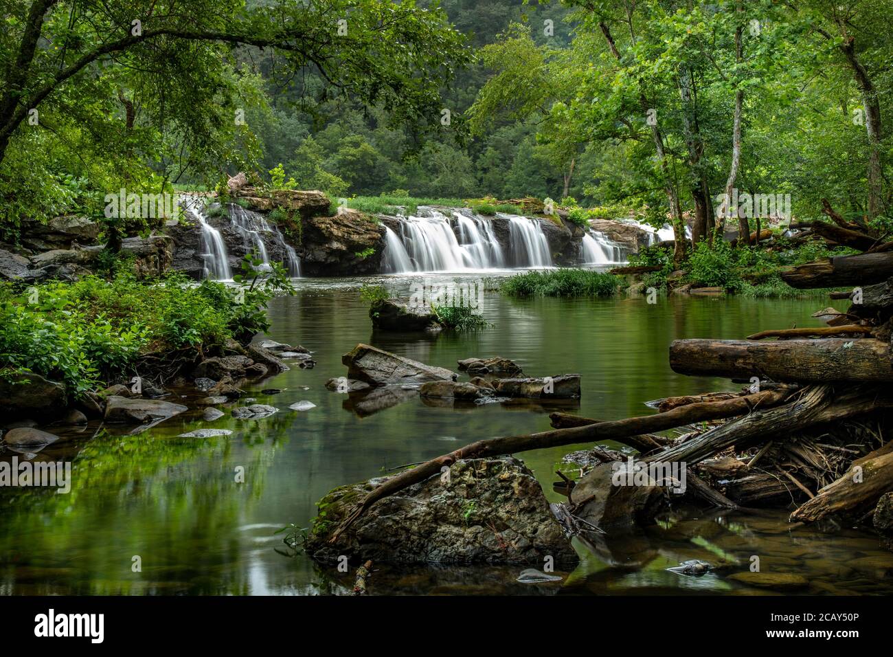 Aguas fluidas Sandstone Falls en el New River, West Virginia, Estados Unidos Foto de stock