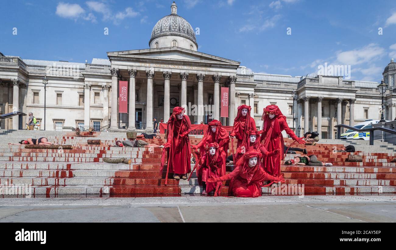 Los rebeldes rojos de la extinción Rebelión se unen a la manifestación del día Internacional de los Pueblos Indígenas del Mundo en Trafalgar Square, Londres Foto de stock