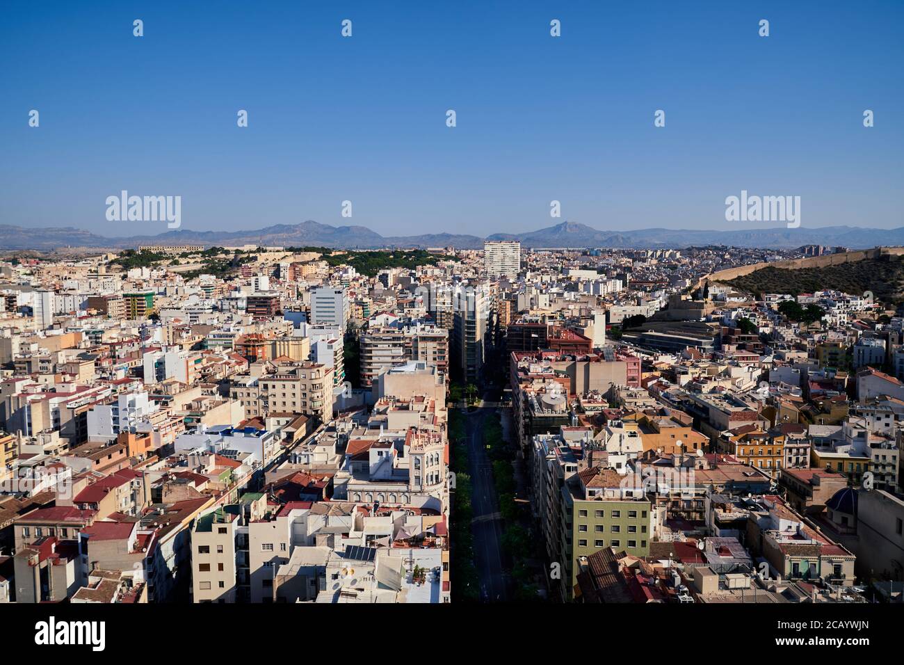 Mirando hacia el norte a las ciudades antiguas y nuevas en la ciudad de Alicante, España, Europa, julio de 2020 Foto de stock