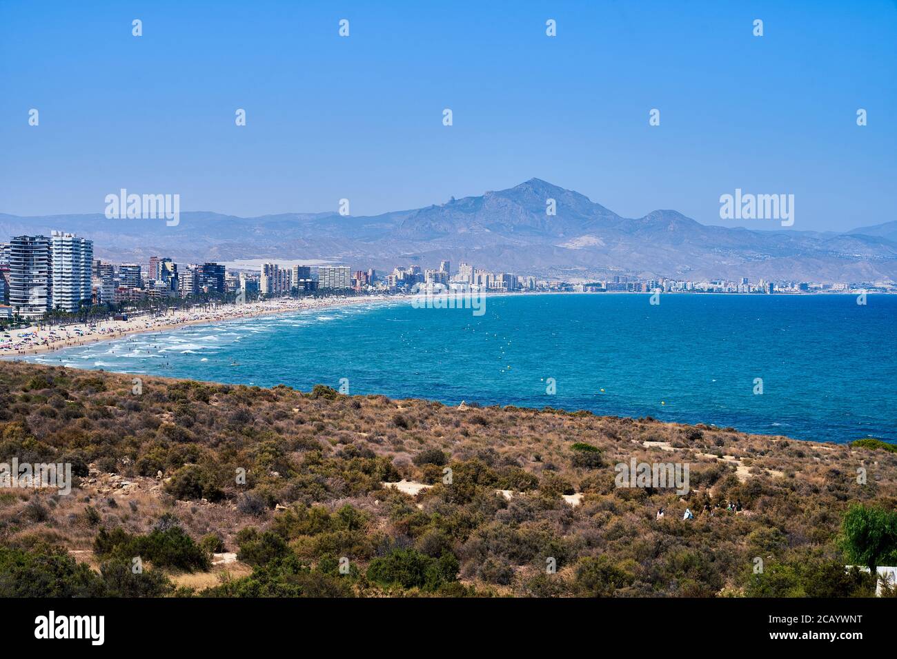 La vista desde el cabo a través de la Playa de San Juan con las montañas detrás, Alicante, España, Europa, julio de 2020 Foto de stock