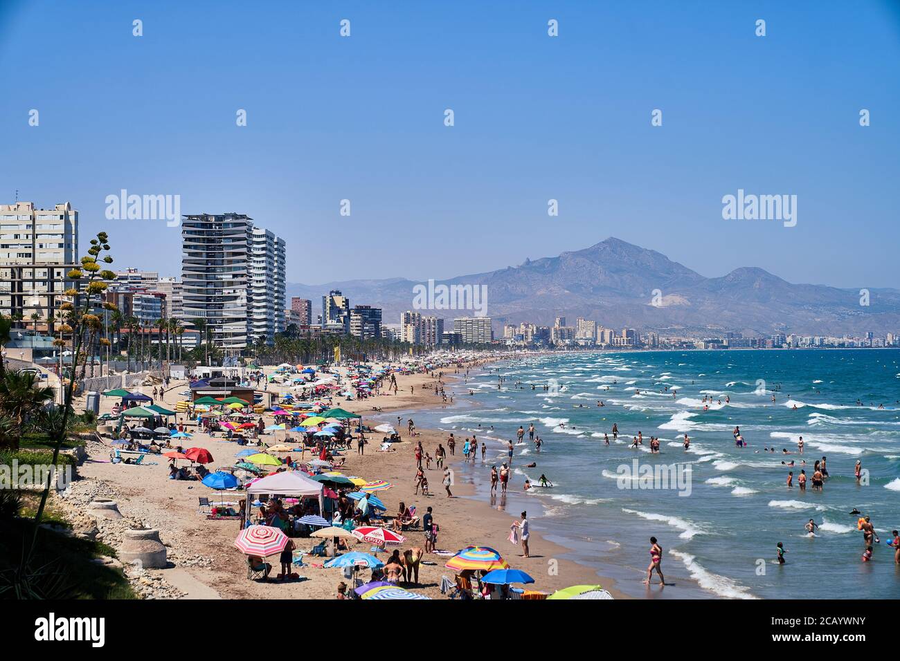 La vista desde el cabo a través de la Playa de San Juan con las montañas detrás, Alicante, España, Europa, julio de 2020 Foto de stock