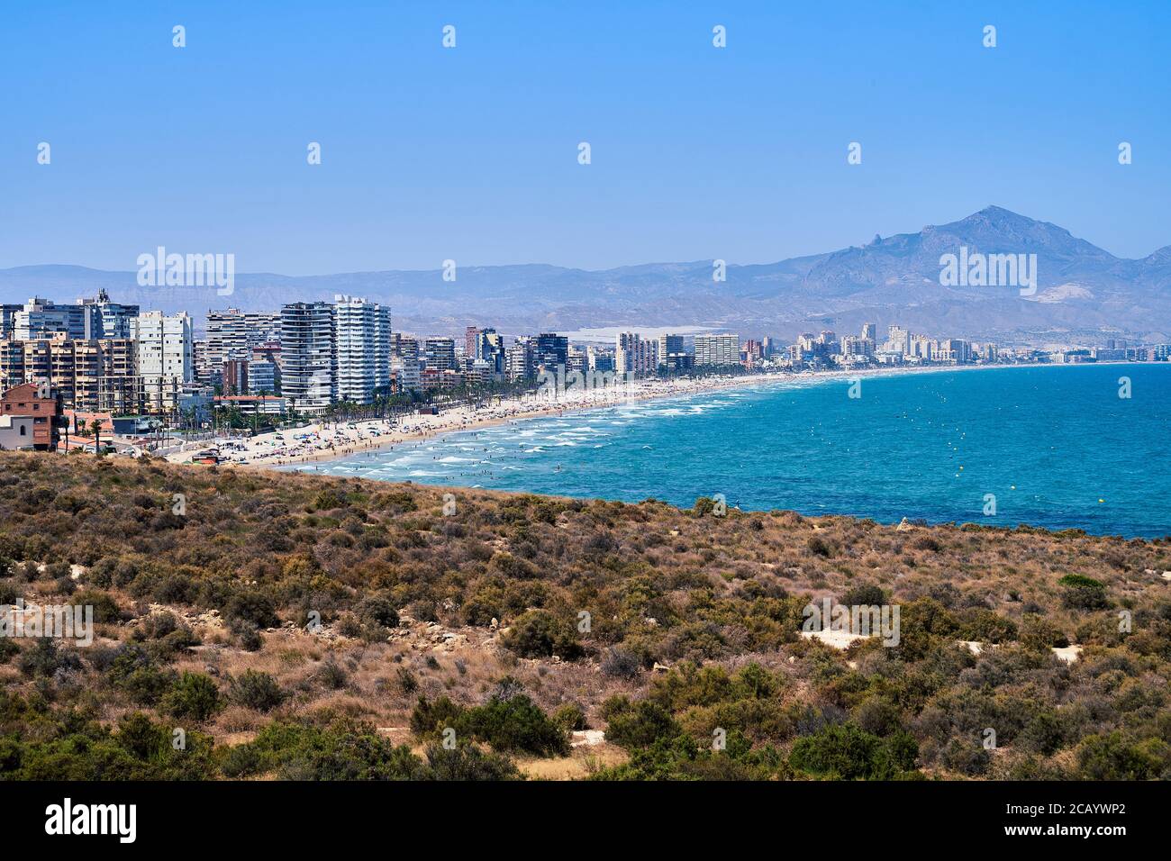La vista desde el cabo a través de la Playa de San Juan con las montañas detrás, Alicante, España, Europa, julio de 2020 Foto de stock