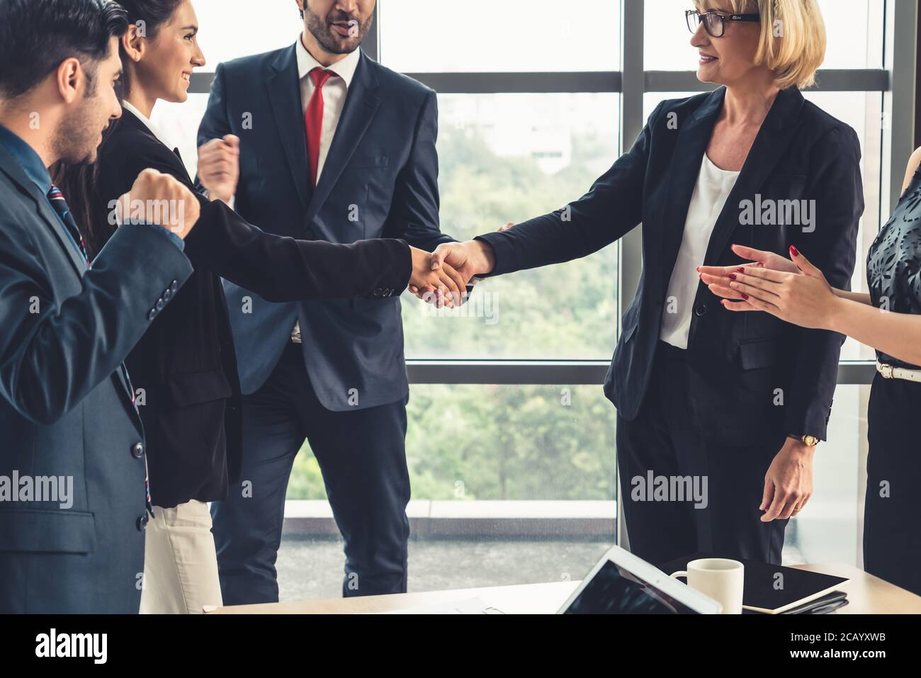 Los empresarios se dan un apretón de manos en la oficina corporativa Foto de stock