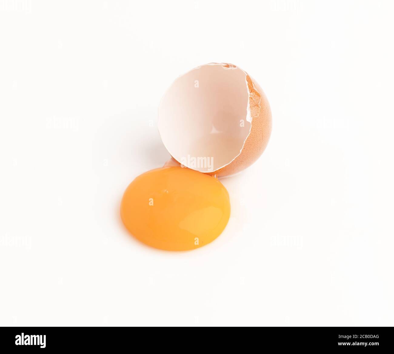 Huevo de pollo crudo y yemas aislados sobre fondo blanco Foto de stock