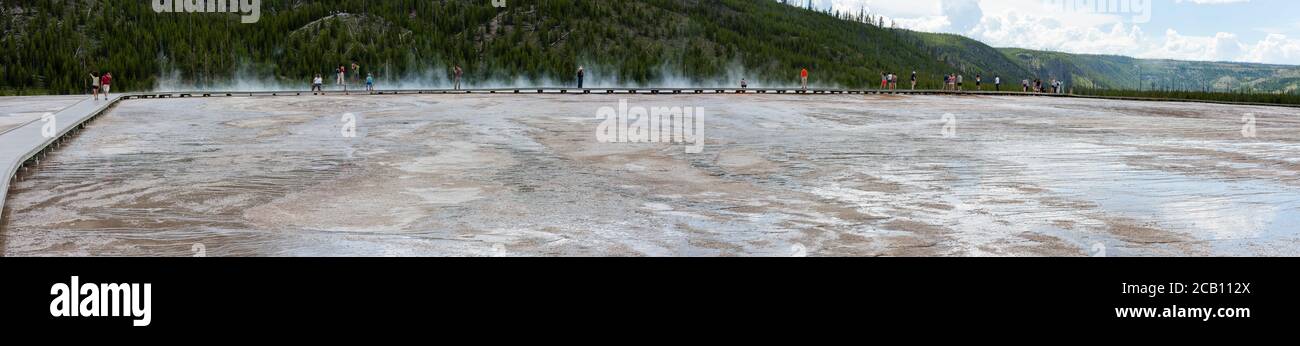 Vista panorámica de la fuente termal Grand Prismatic en Yellowstone Parque Nacional Foto de stock