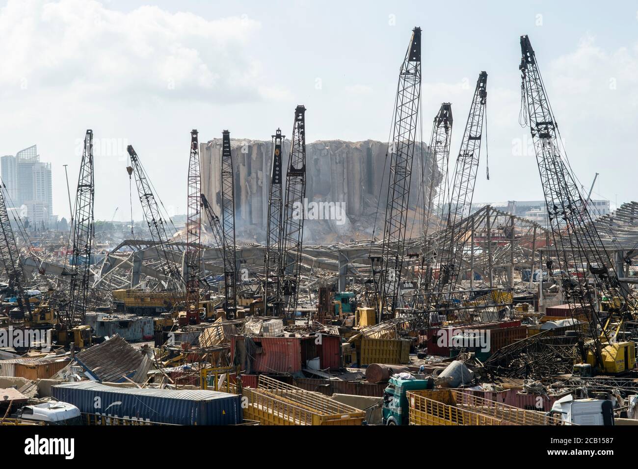Daños causados por una explosión enorme que devastó Beirut en la detonación de 2,750 toneladas de nitrato de amonio almacenadas en el puerto de la ciudad. Foto de stock