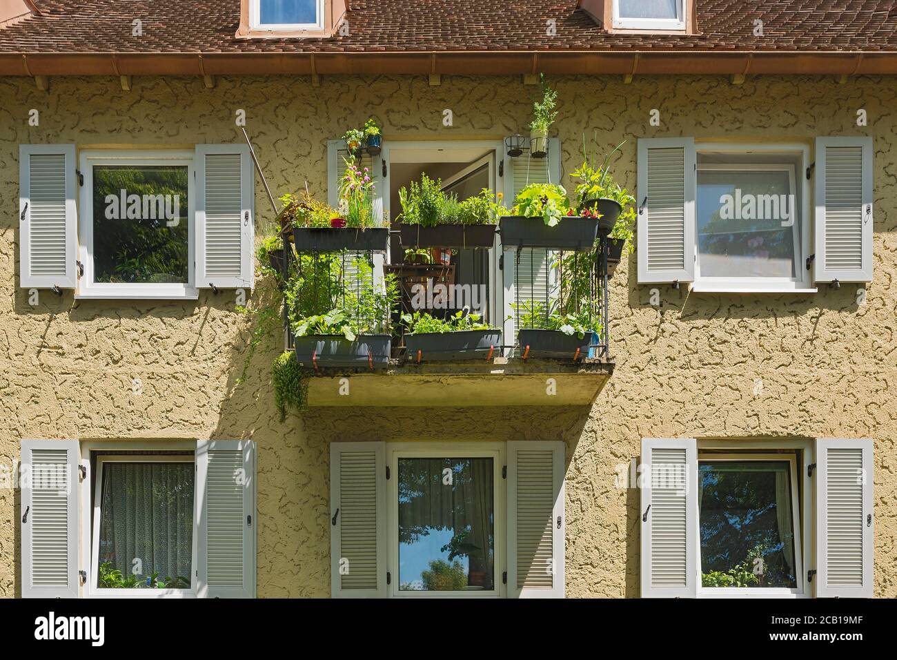 Antigua casa de la fila con balcón verde, 50's, Munich, Alta Baviera, Baviera, Alemania Foto de stock