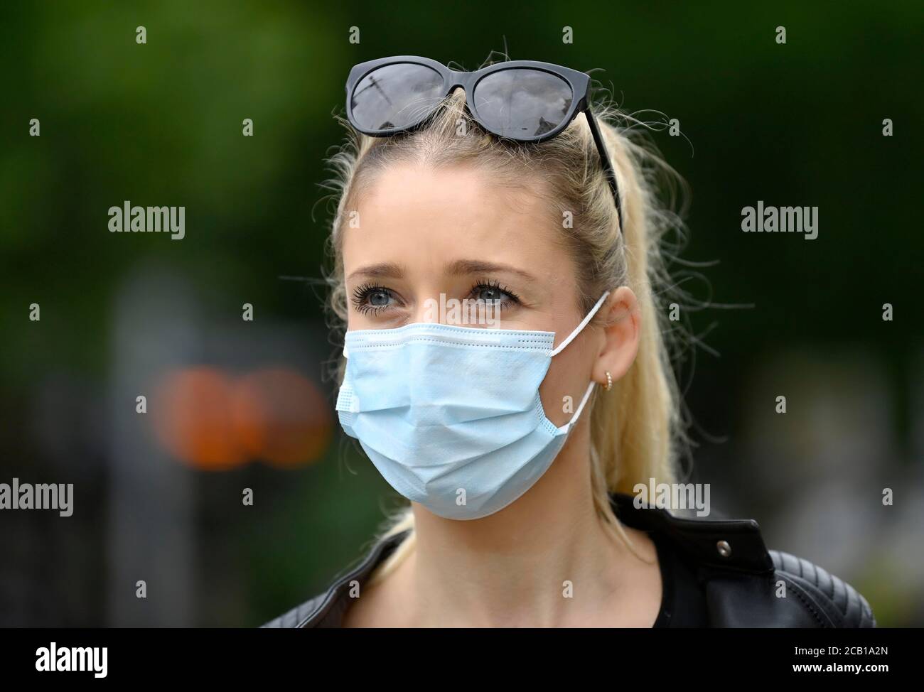 La mujer usa la máscara de la boca correctamente sobre la nariz y la boca, retrato, crisis de corona, Alemania Foto de stock