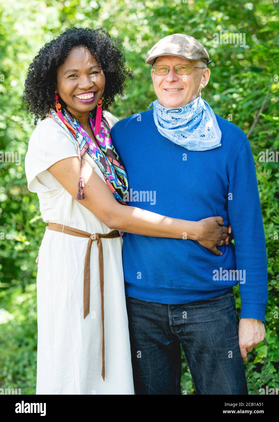 Retrato de una pareja casada riendo, mujer de piel oscura y hombre de piel clara, pareja adulta, Alemania Foto de stock
