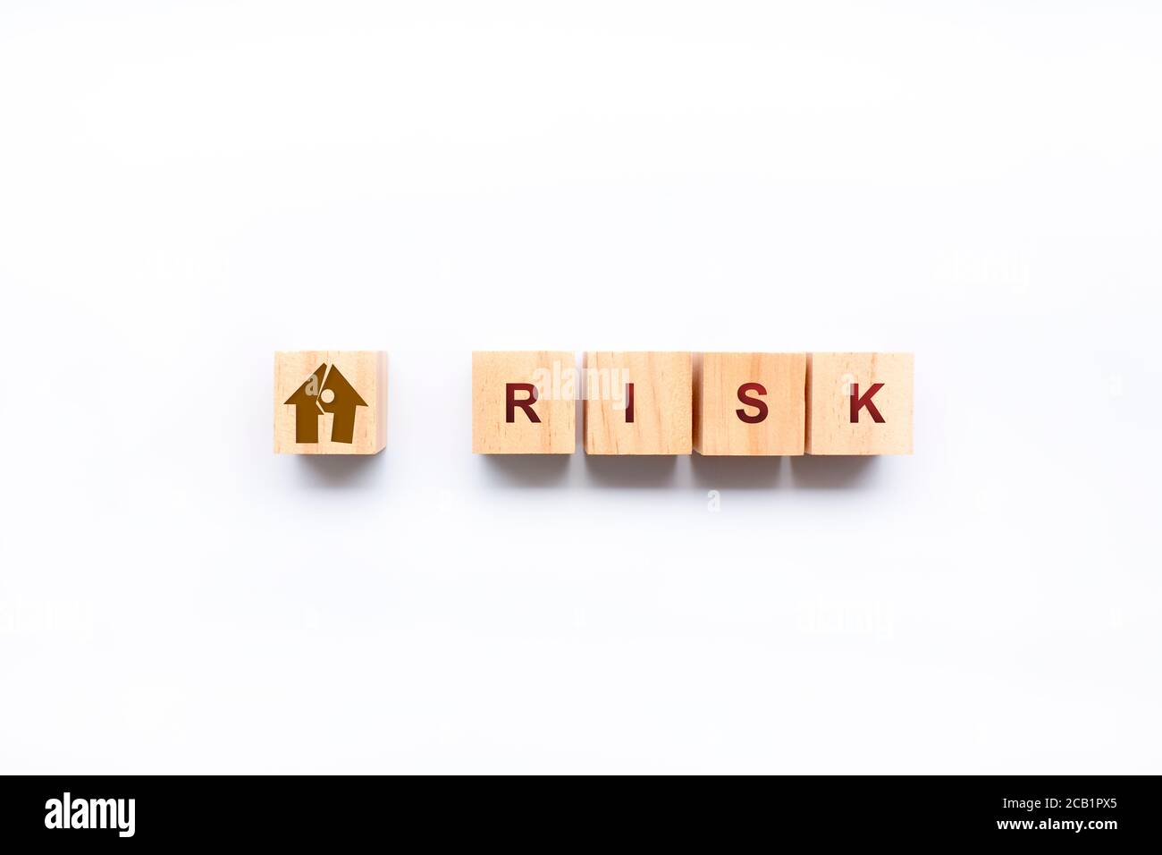 Cubos con palabra de riesgo sobre fondo blanco. Concepto de gestión de riesgos. Foto de stock