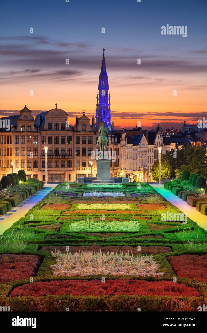 Bruselas, Bélgica. Paisaje urbano imagen de Bruselas con el Ayuntamiento y la zona del Monte de las Artes al atardecer. Foto de stock