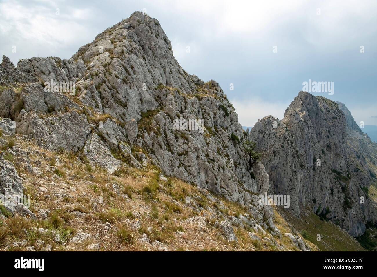 Cordillera de Bernia una de las montañas más alpinas de la provincia de Alicante (1,128 msn), provincia de Alicante, Costa Blanca, España Foto de stock