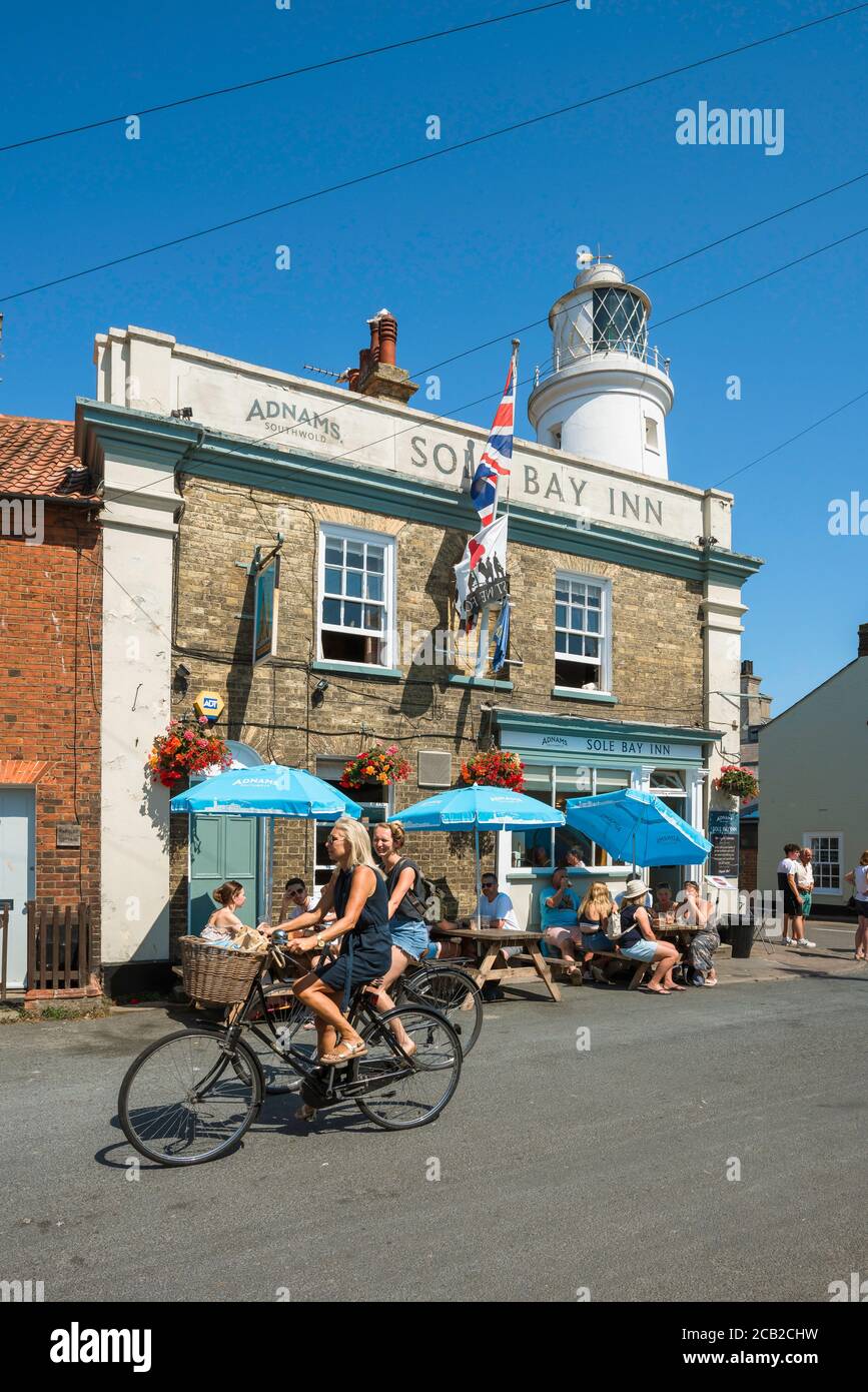 Southwold Town pub, vista en verano de la gente bebiendo fuera de la casa pública Sole Bay Inn en la ciudad costera de Southwold, Suffolk, Reino Unido Foto de stock