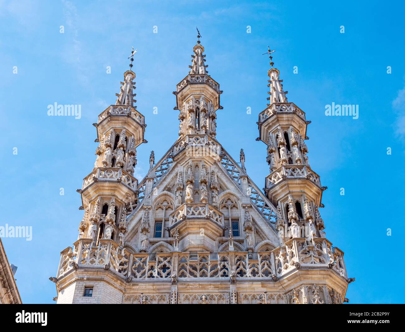 Detalle del estilo gótico del edificio del ayuntamiento en el casco antiguo de Lovaina, Bélgica Foto de stock