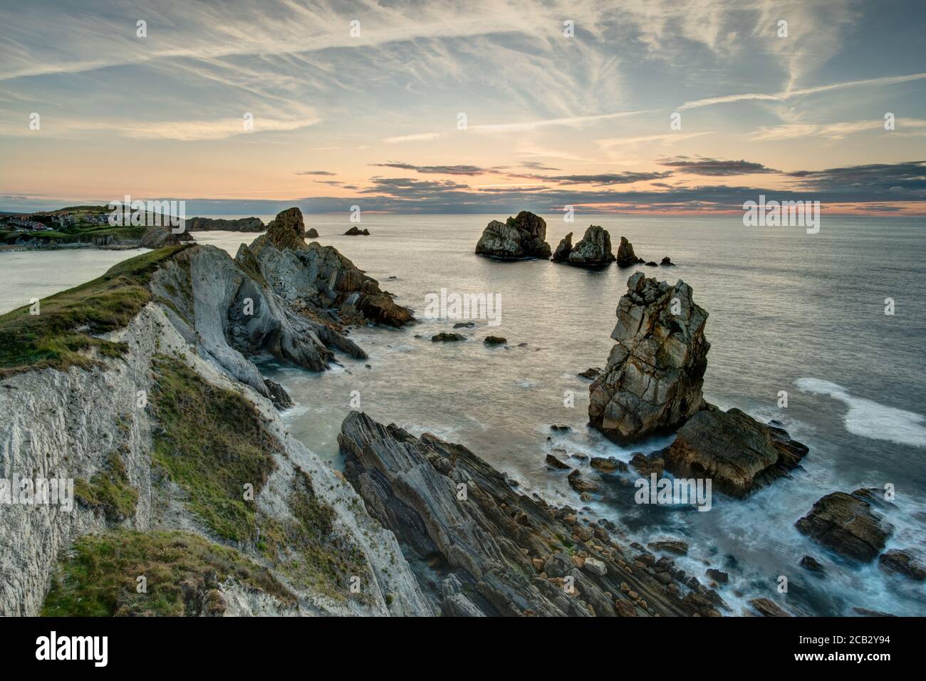 HDR puesta de sol en la costa rota de Cantabria Foto de stock