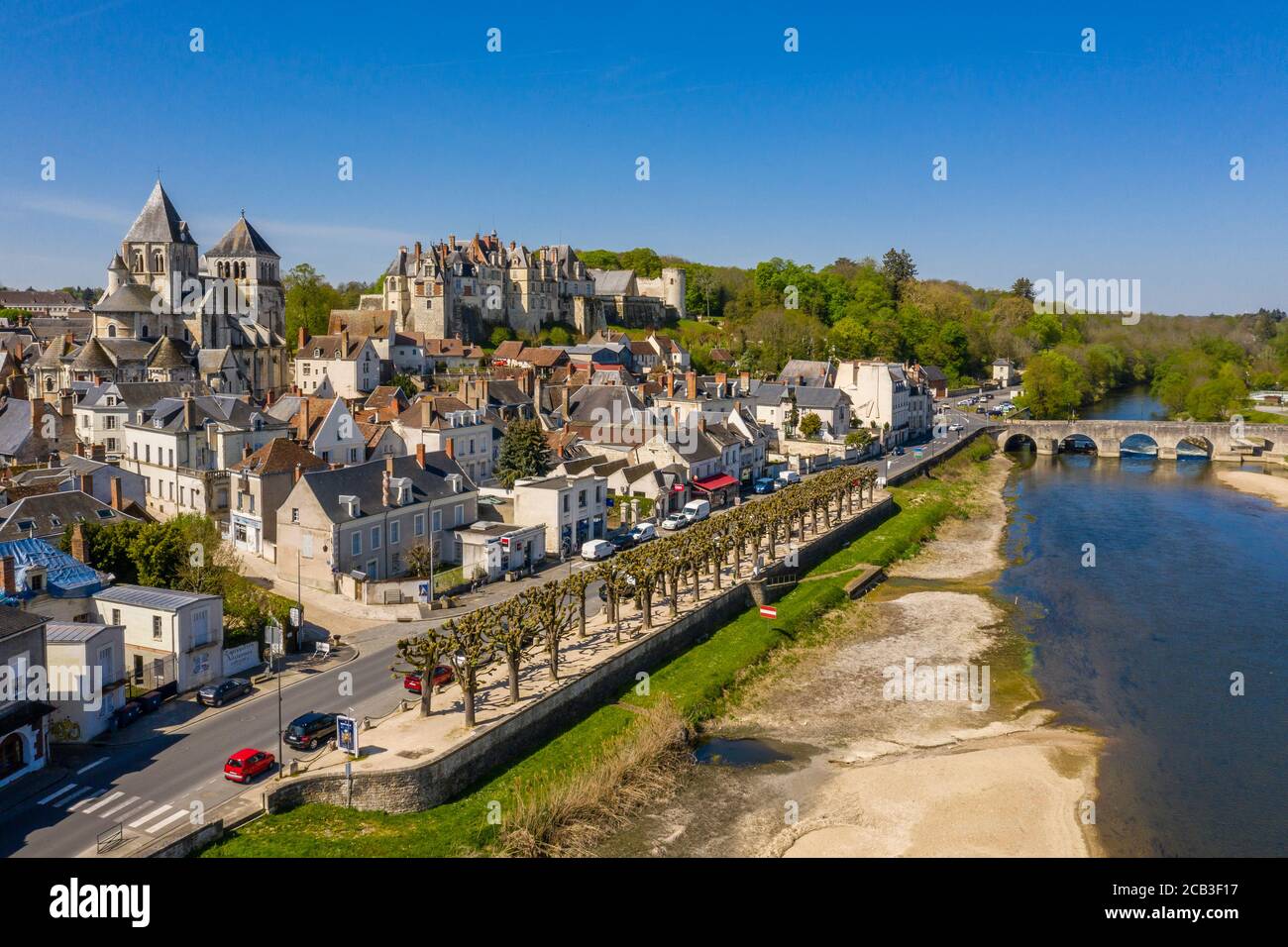 Francia, Loir et Cher, Valle del Loira, Saint Aignan sur Cher, vista general del pueblo a orillas del río Cher (vista aérea) // Francia, Loir-et Foto de stock