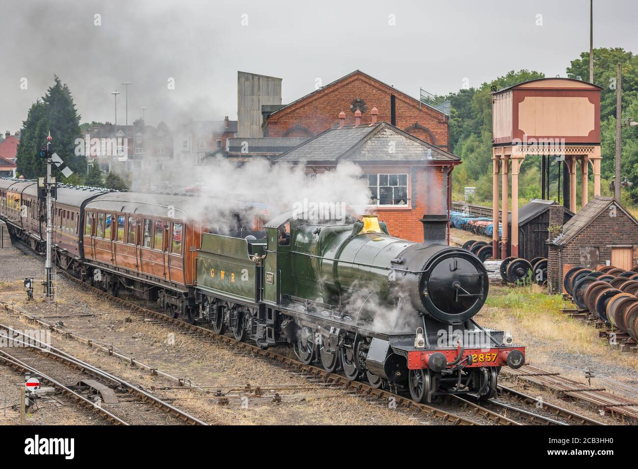 Tren de vapor clásico del Reino Unido que sale de la estación Kiddeminster en la línea de patrimonio del ferrocarril del valle de Severn, verano de 2020, como ferrocarriles de patrimonio abierto después de la encierro. Foto de stock