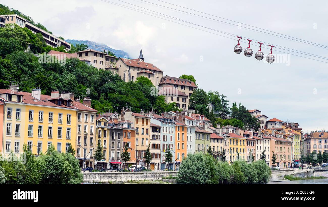 Grenoble, ciudad, sureste de Francia, sureste de Lyon. Los teleféricos conectan la ciudad con la cima de la colina de la Bastilla. Foto de stock