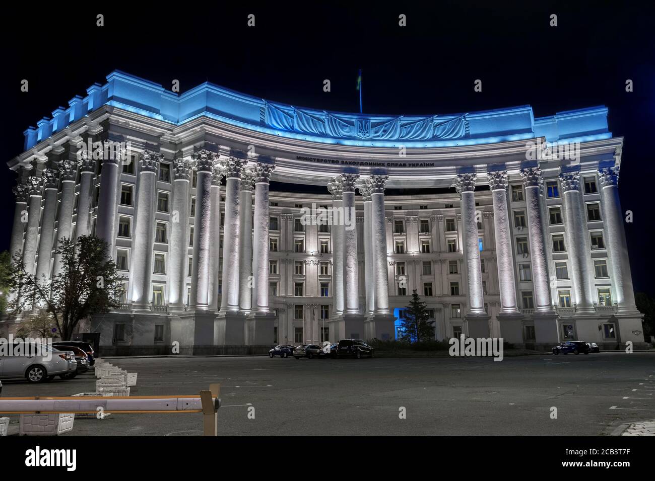 Kiev, Ucrania - 9 de agosto de 2020. Ministerio de Relaciones Exteriores de Ucrania. Organismo estatal ucraniano encargado de las relaciones exteriores de Ucrania. Foto tomada por la noche. Foto de stock