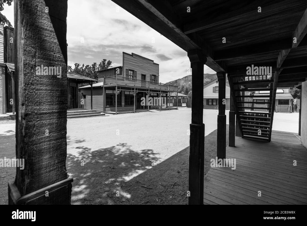 Vista en blanco y negro de los edificios históricos del escenario de cine de propiedad Por US National Park Service en Paramount Ranch en el Santa Monica Mountains National Recte Foto de stock