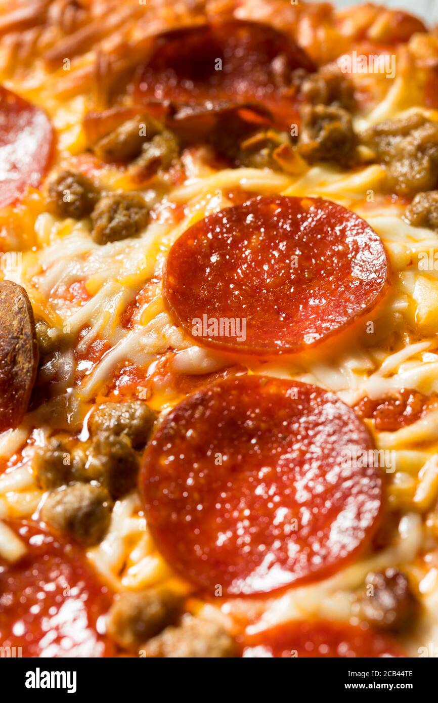 Pizza casera de Pepperoni de amantes de la carne con salchicha y tocino Foto de stock