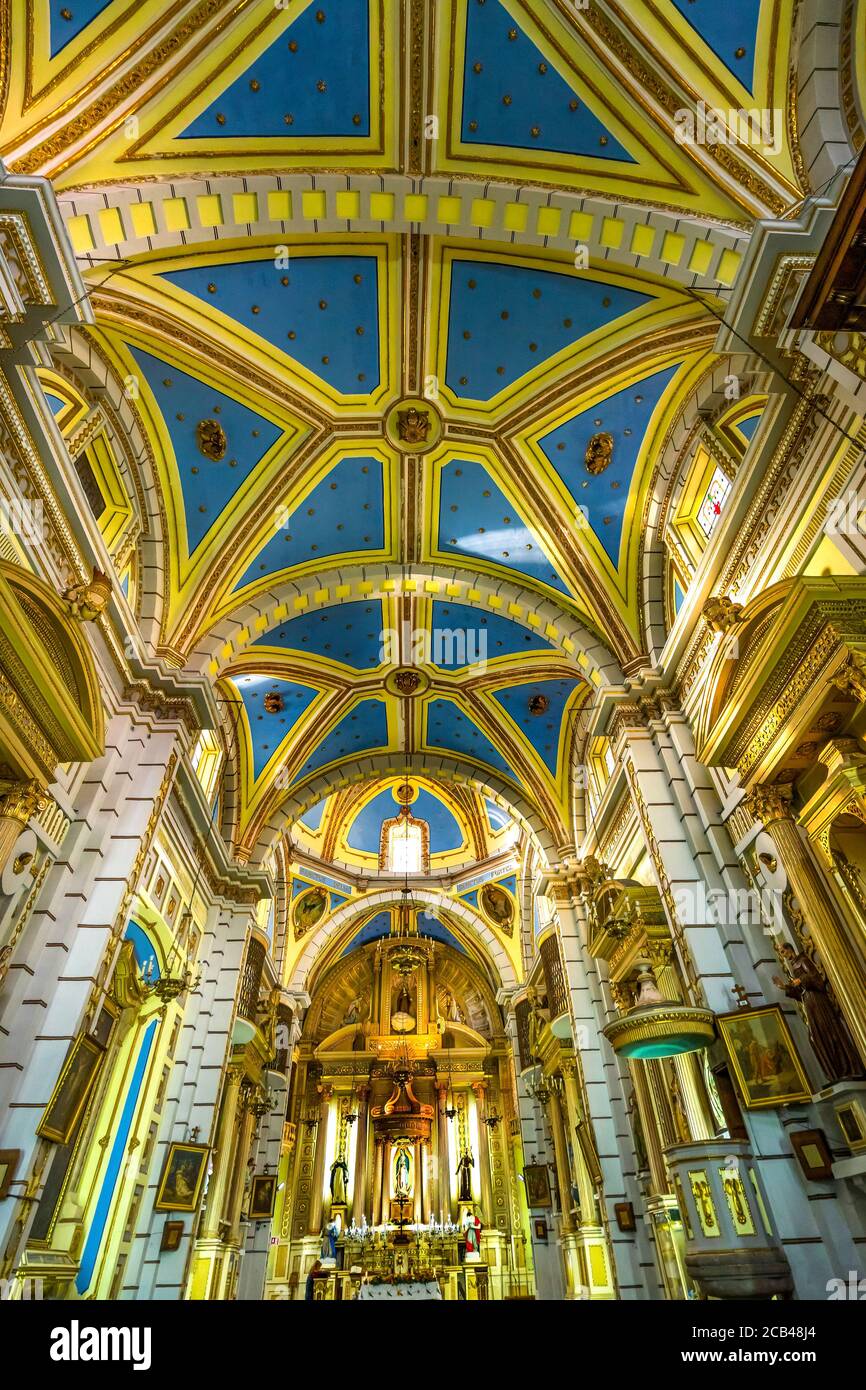 Basílica del Altar Iglesia de Santa Clara de Asís Histórico Puebla México. Construido en 1600 a