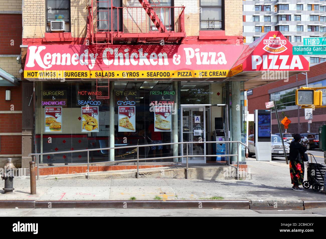 Kennedy's Fried Chicken & Pizza, 3042 Third Ave, Bronx, NY. Escaparate exterior de un restaurante de cadena de pollo frito en el barrio de Melrose. Foto de stock