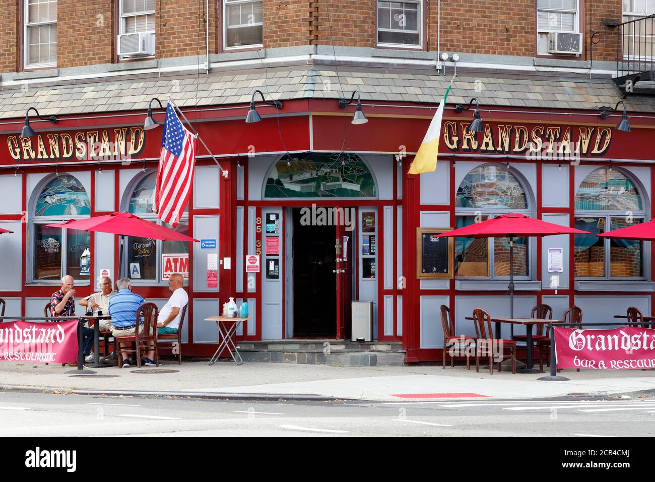 Tribuna, 85-35 Grand Ave, Queens, Nueva York. Foto del escaparate de Nueva York de un bar y restaurante irlandés en el barrio de Elmhurst. Foto de stock