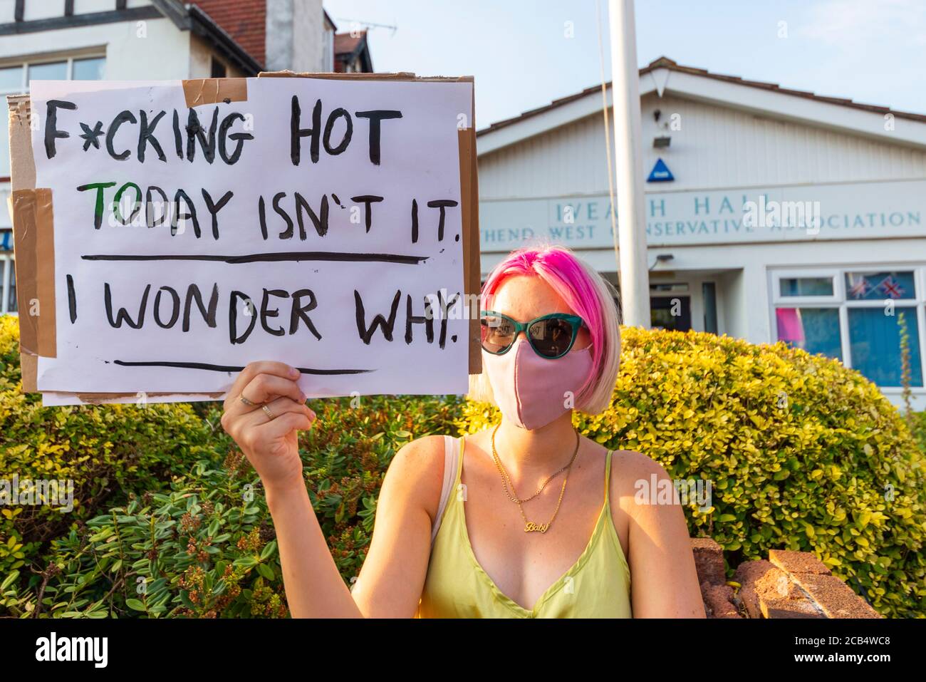 Extinción Rebellion, rama de Southend, llevó a cabo una protesta por el cambio climático fuera de la oficina del Partido Conservador de Southend West. Activista femenina Foto de stock
