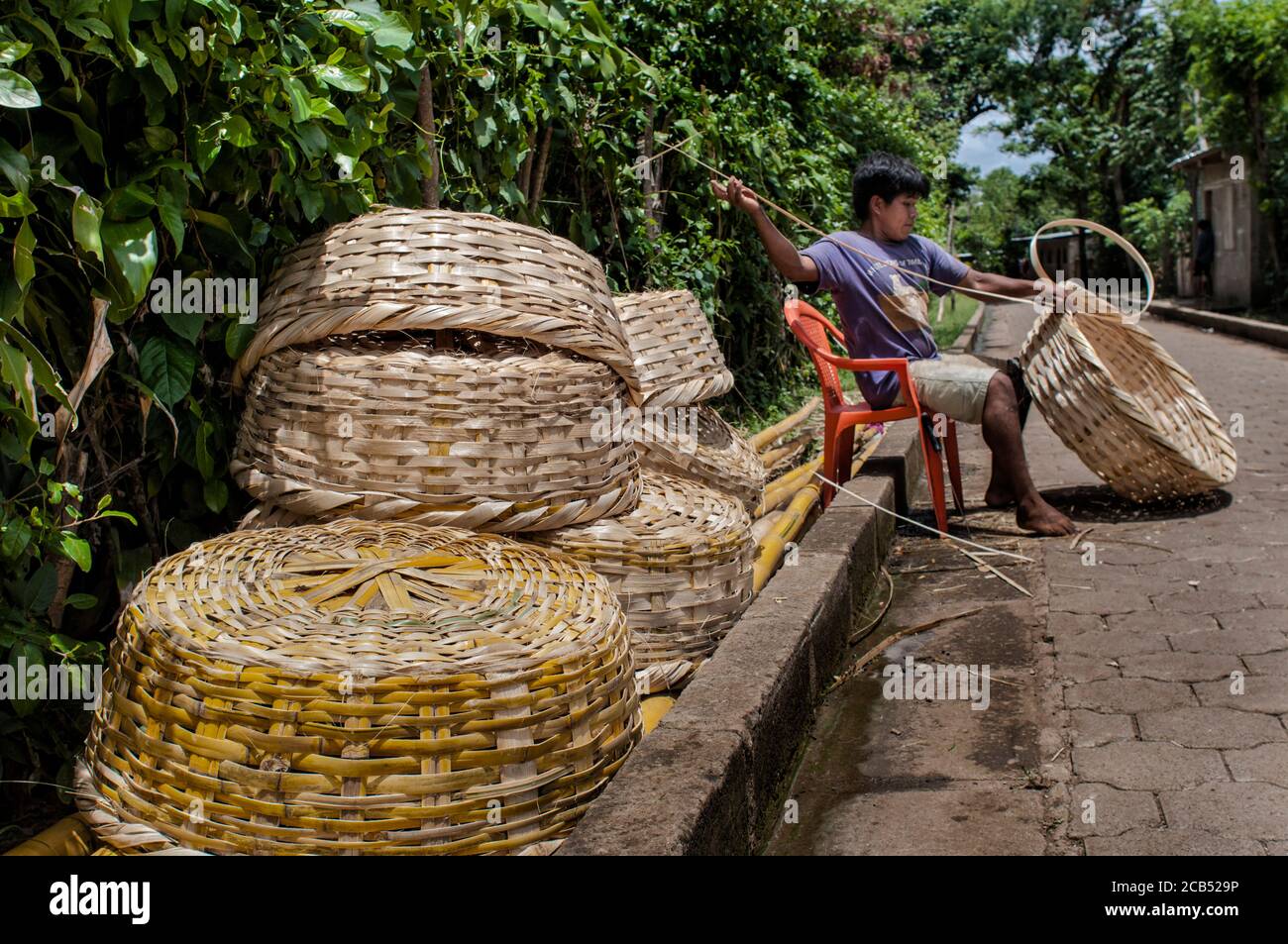 América Central - Nicaragua, Niquinohomo: Filadelfo es un artesano de bambú  que está haciendo una cesta. Ha estado haciendo cestas de bambú hechas a  mano durante 9 años Fotografía de stock - Alamy