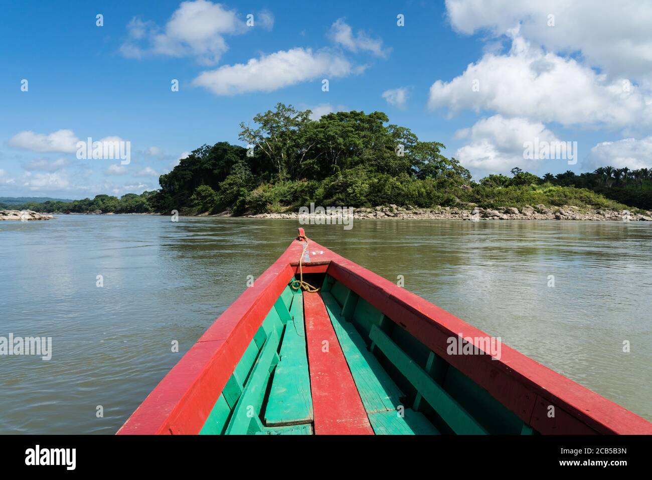 El río Usumacinta, en Chiapas, México, forma la frontera con Guatemala