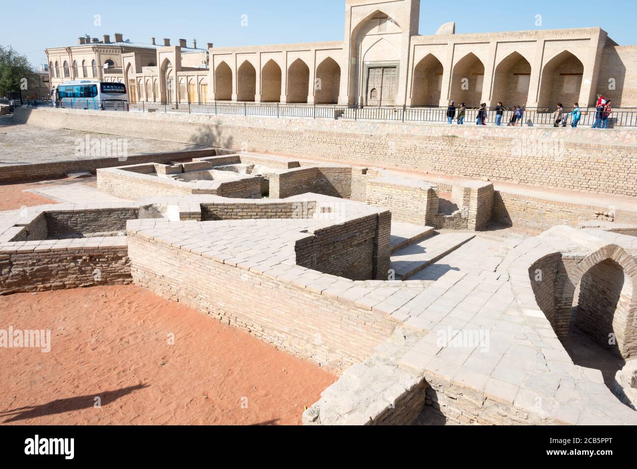 Bujara, Uzbekistán - restos de Caravansary y casa de baño en Bujara, Uzbekistán. El casco antiguo de Bujara es declarado Patrimonio de la Humanidad por la Unesco. Foto de stock