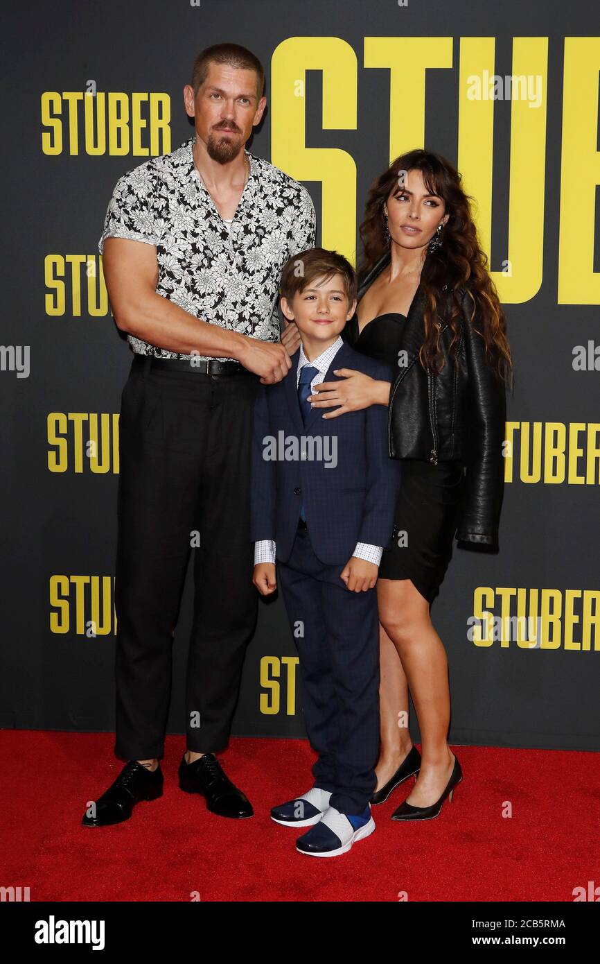 LOS ANGELES - JUL 10: Steve Howey, hijo, Sarah Shahi en el estreno de 'ser' en el Regal LA Live el 10 de julio de 2019 en los Angeles, CA Foto de stock