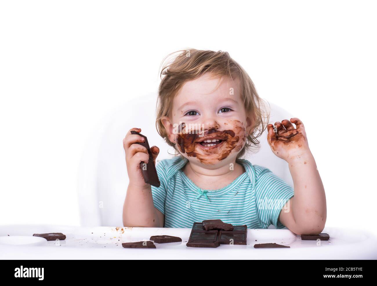 Un Bebe Manchado Comiendo Chocolate Sobre Un Fondo Aislado Fotografia De Stock Alamy