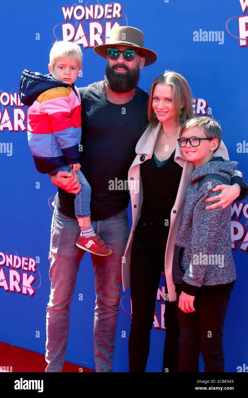 LOS ANGELES - MAR 10: AJ Cook, familia en el Wonder Park Premiere en el Village Theatre el 10 de marzo de 2019 en Westwood, CA Foto de stock