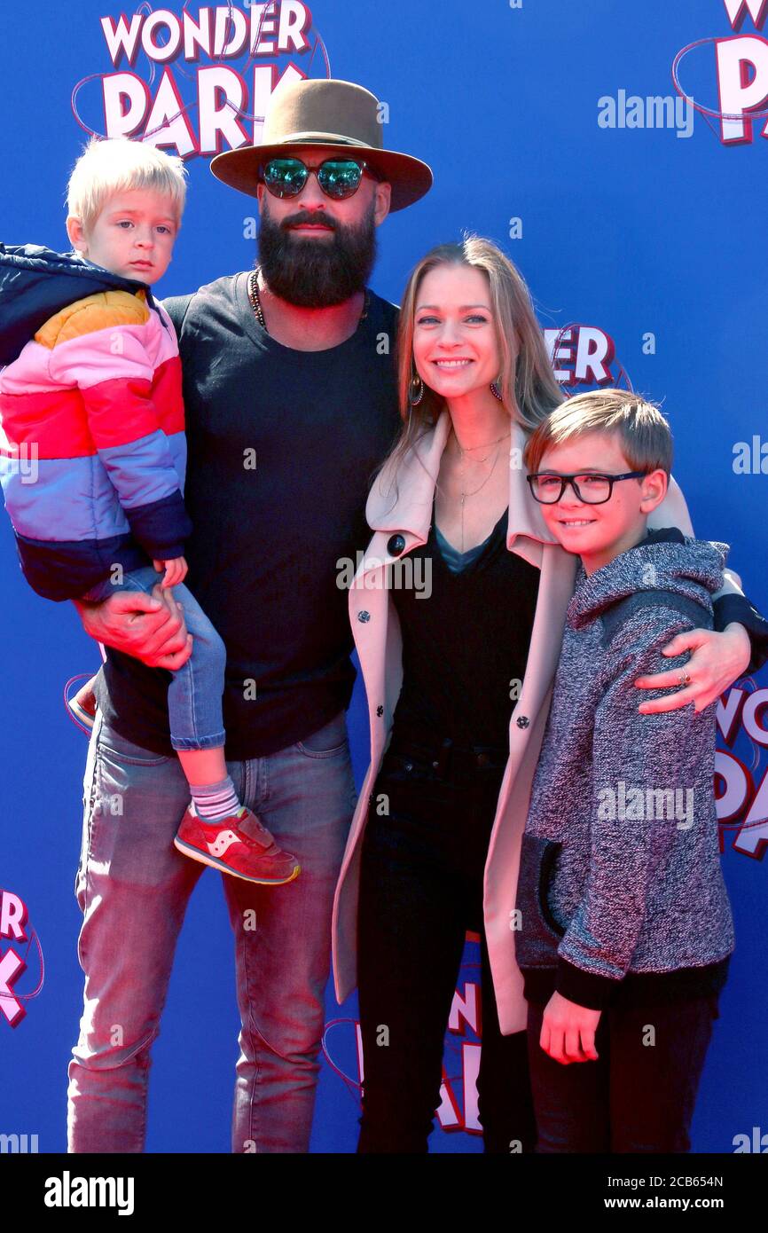 LOS ANGELES - MAR 10: AJ Cook, familia en el Wonder Park Premiere en el Village Theatre el 10 de marzo de 2019 en Westwood, CA Foto de stock