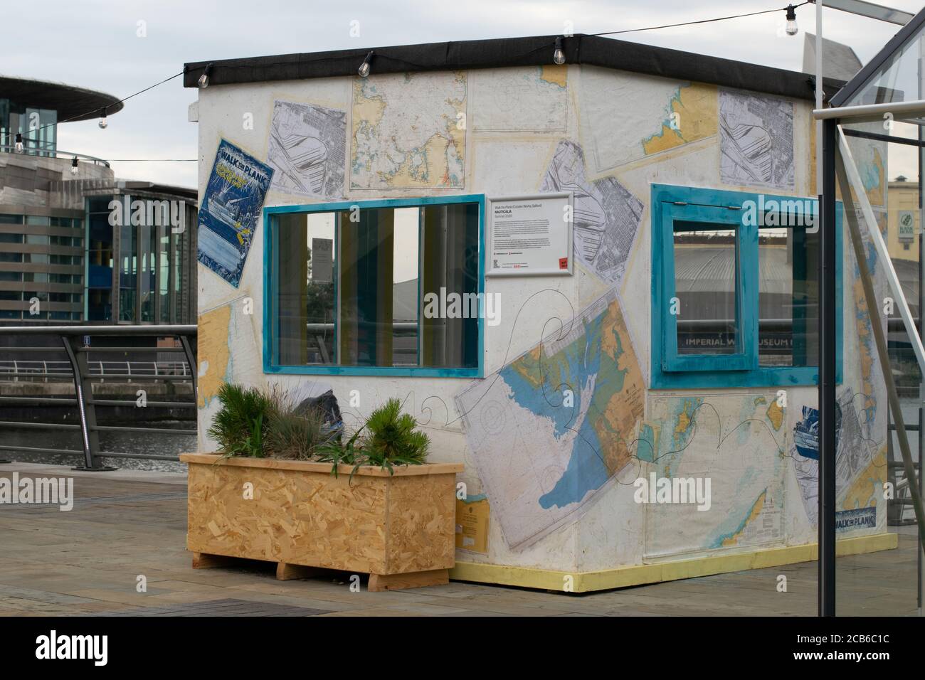 Camine por el Plank, Nauticalia. Box on the Docks, áreas de comedor socialmente distanciadas en Media City, Salford Quays, Manchester, Reino Unido. Foto de stock