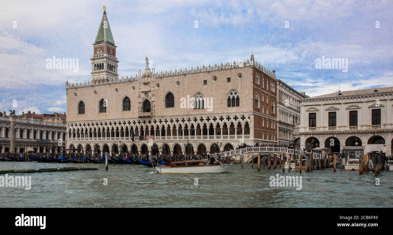 Venedig, Dogenpalast, Ansicht von Süden, rechts Ponte di Paglia und dahinter Campanile von San Marco Foto de stock