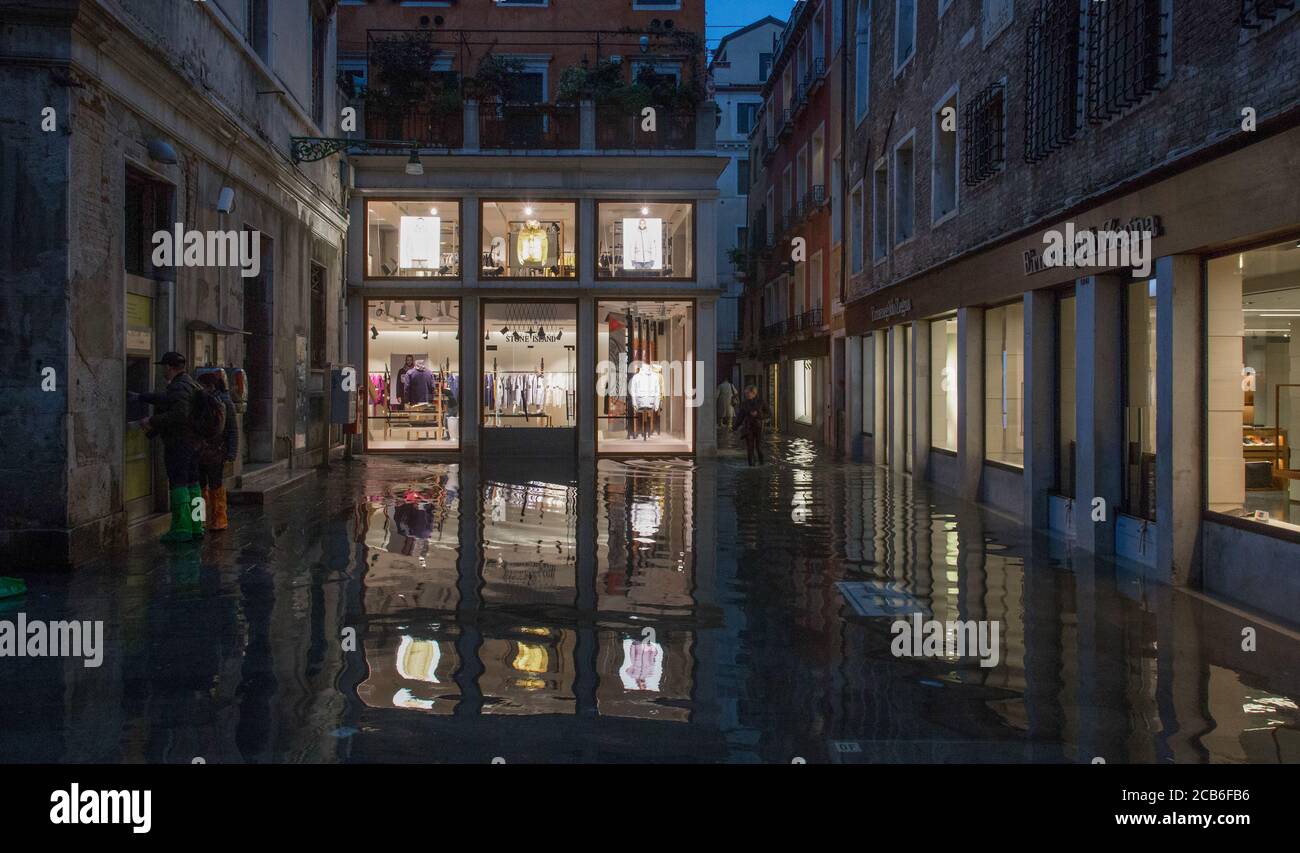 Venedig, Bocca de Piazza östlich vom Markusplatz, Luxusgeschäfte bei Hochwasser am Abend Foto de stock