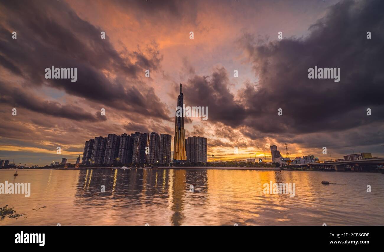 Sunset at Landmark 81 es un rascacielos muy alto en el centro de la ciudad de Ho Chi Minh, Vietnam y el puente de Saigón con edificios de desarrollo, energía eléctrica infras Foto de stock