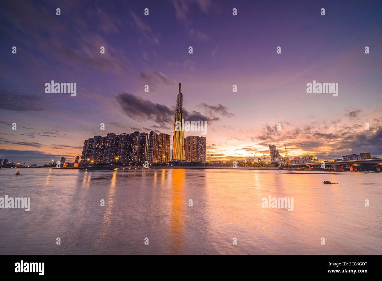 Sunset at Landmark 81 es un rascacielos muy alto en el centro de la ciudad de Ho Chi Minh, Vietnam y el puente de Saigón con edificios de desarrollo, energía eléctrica infras Foto de stock