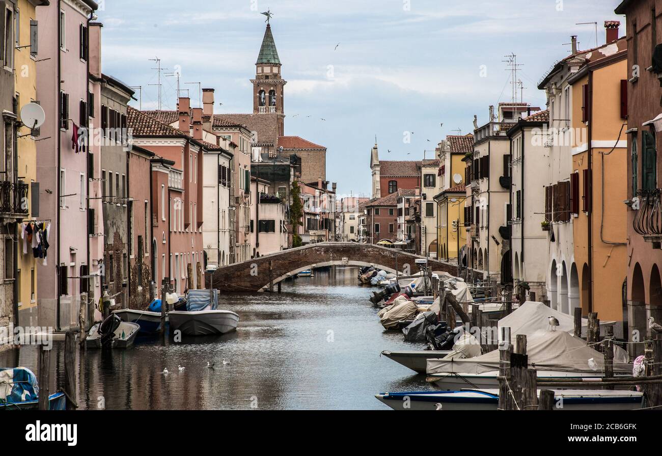 Chioggia bei Venedig, Kanal Riva vena, hinten Kirche San Giacomo Apostolo Foto de stock