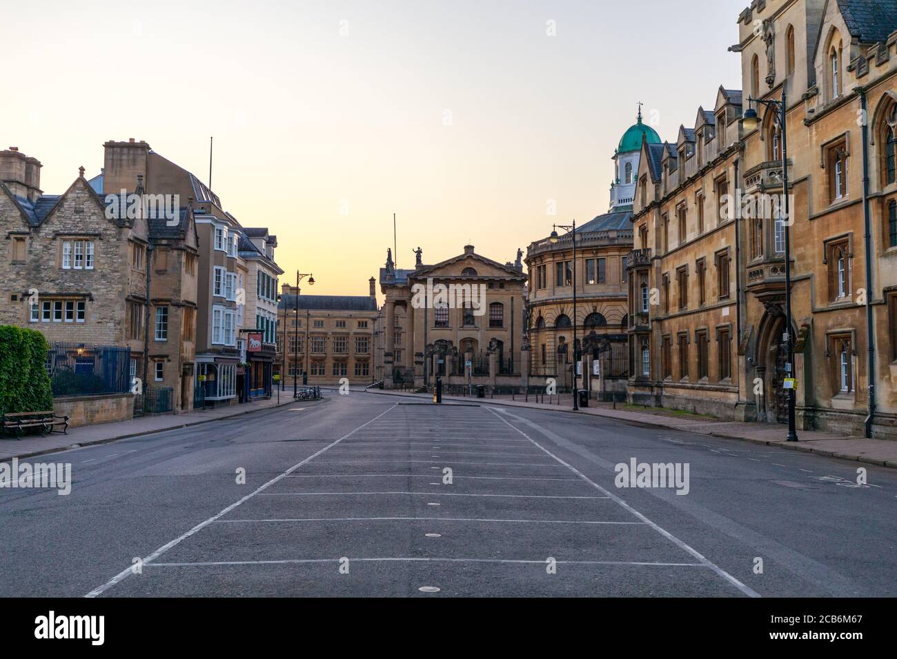 Broad Street en Oxford sin personas ni vehículos. El edificio Clarendon y el Teatro Sheldonian al fondo. Temprano por la mañana. Oxford, Foto de stock