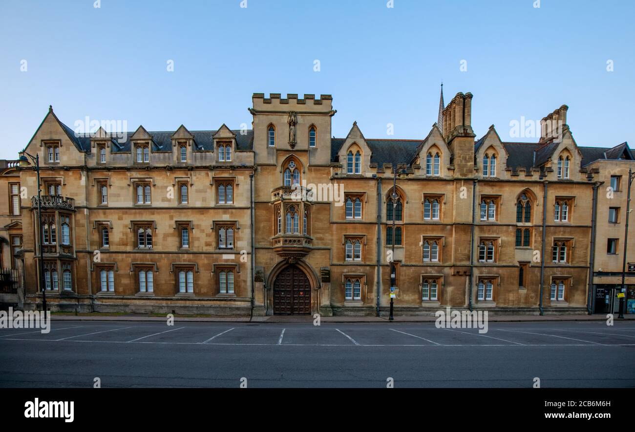 Exeter College en Broad Street en Oxford sin personas ni vehículos. Temprano por la mañana. Oxford, Inglaterra, Reino Unido. Foto de stock