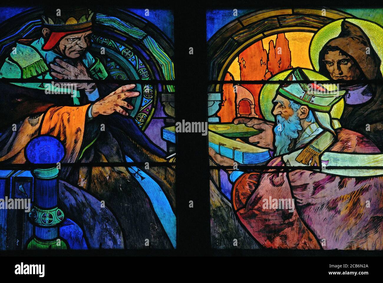 Una escena de la vida de los hermanos santos Cirilo y Metodio, en vívida 1930 vidrieras por el influyente artista Art Nouveau Alphonse Mucha para la capilla del nuevo arzobispo en la Catedral de San Vito en Praga, capital de la República Checa. Los santos, misioneros eslavos moravos, ayudaron a difundir el cristianismo al Traducir la Biblia en un idioma que los eslavos podían entender y al idear un alfabeto eslavo para transcribirlo. Alphonse o Alfons Maria Mucha (1860-1939) fue un prolífico pintor, ilustrador y artista gráfico Art Nouveau. Foto de stock