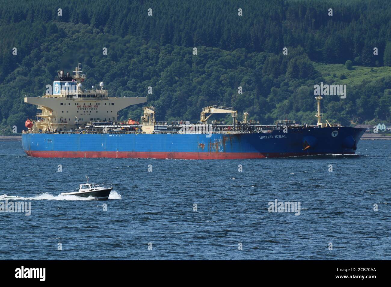 United ideal, un petrolero operado por Marine Management Services, frente a Gourock en el Firth of Clyde, pasando por el crucero de cabina Diligence. Foto de stock